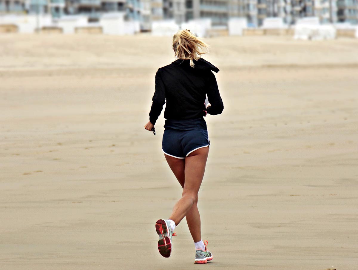 Femme faisant son jogging en basket