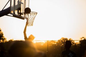 match de basketball en extérieur au soleil couchant