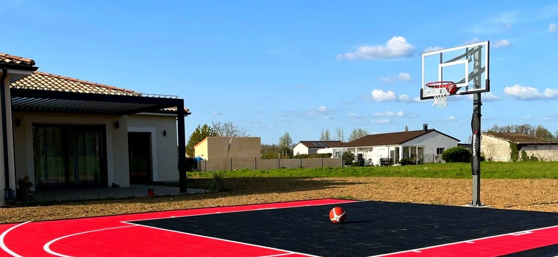 Terrain de basketball installé à la maison d'un particulier